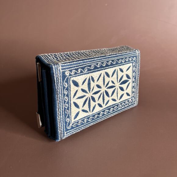 Laga Wallet-Small Fold-Blue White Embroidery – Vegan Handmade – 5.5×3 – Preowned - Picture 4 of 10